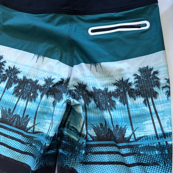 New mens Oakley board shorts various sizes - Picture 5 of 5